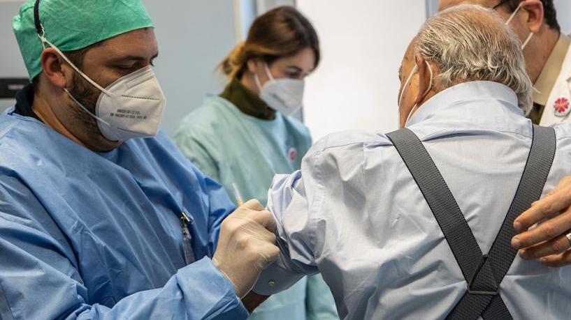 I dipendenti comunali scendono in campo per aiutare gli anziani a prenotare i vaccini