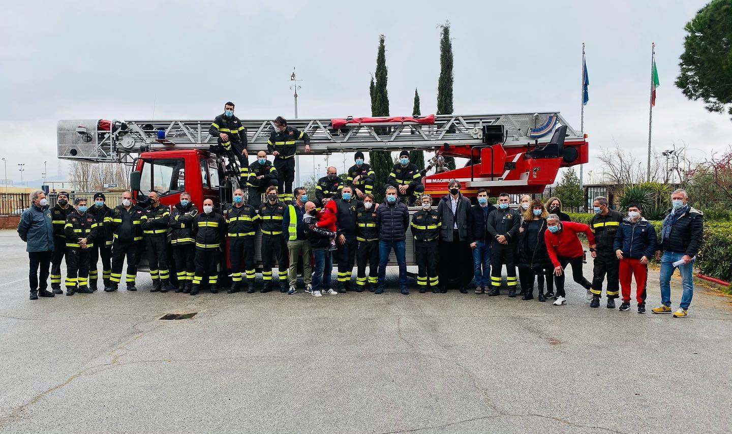I vigili del fuoco in posa per la donazione