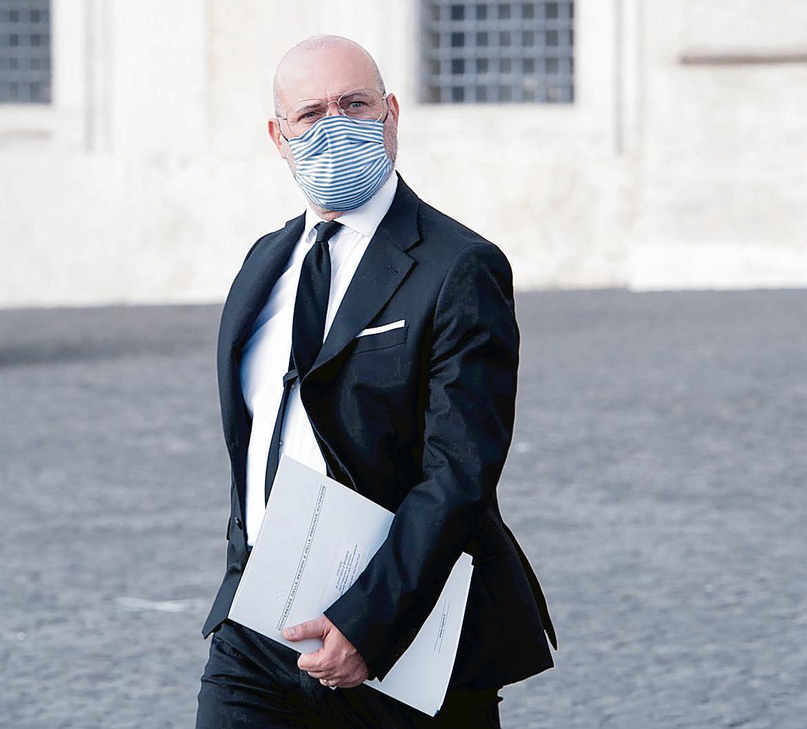 Bonaccini all’attacco dei medici no-vax: «Che cambino lavoro»
