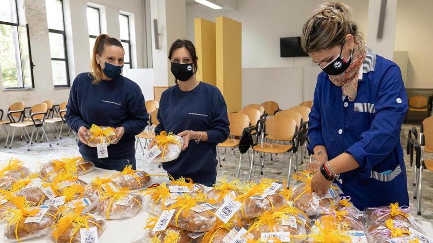 Gli studenti mostrano i prodotti appena confezionati e pronti per essere distribuiti alla famiglie bisognose della Valdinievole (Foto Nucci)