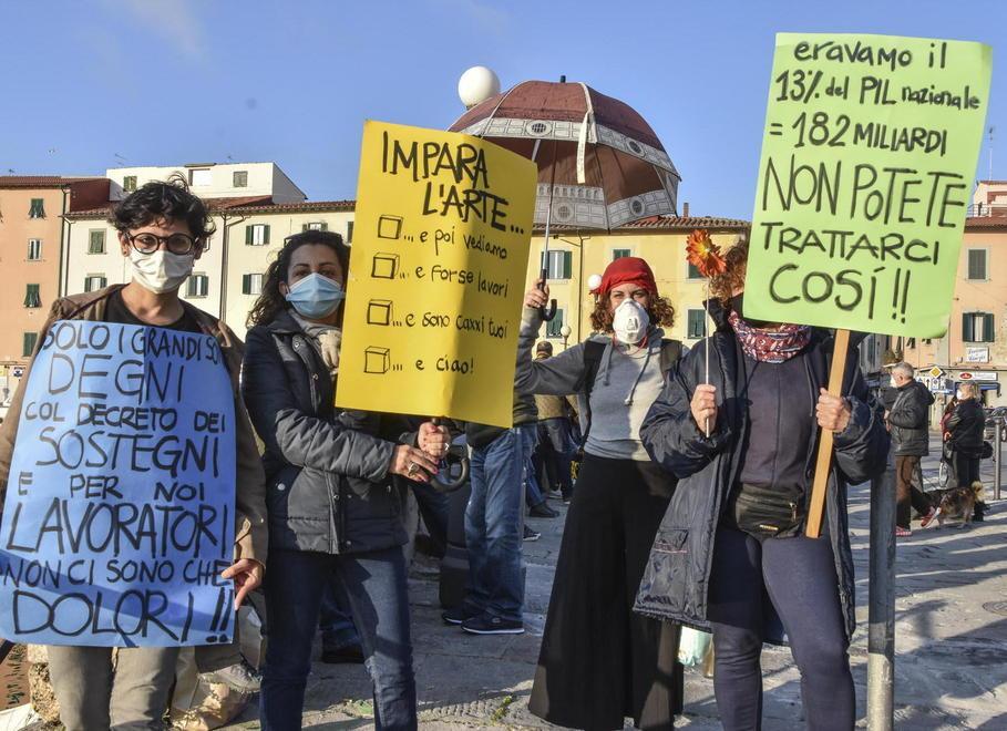 Teatri vuoti, adesso a Livorno lo spettacolo lo fa la rabbia: «La cultura è vita e salute» 