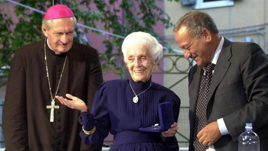 Domani in regalo la foto del premio della pace a Rita Levi Montalcini