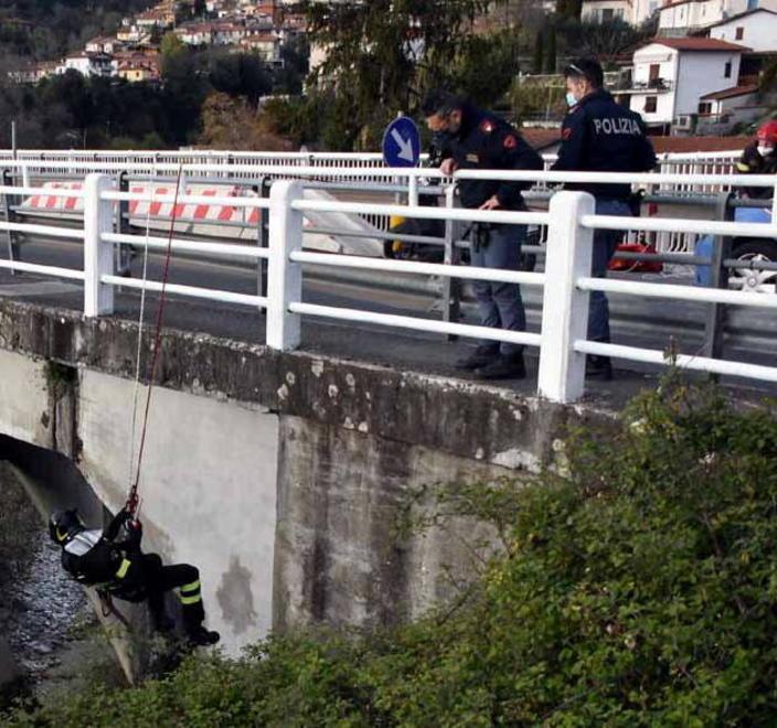 Motorino abbandonato sul ponte Si pensa al peggio, era un falso allarme