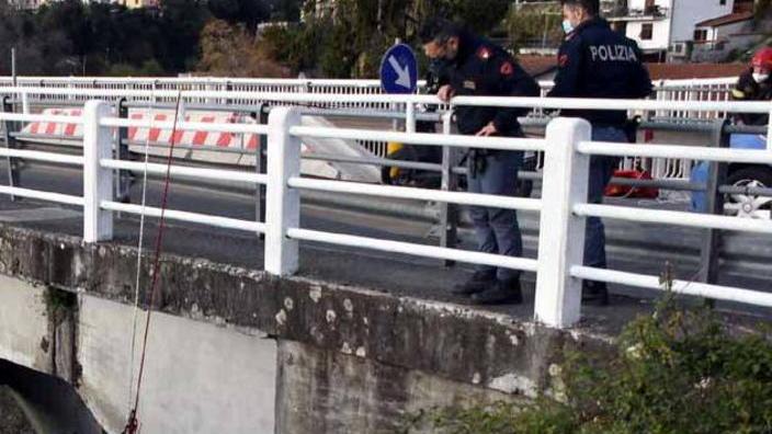 Motorino abbandonato sul ponte Si pensa al peggio, era un falso allarme