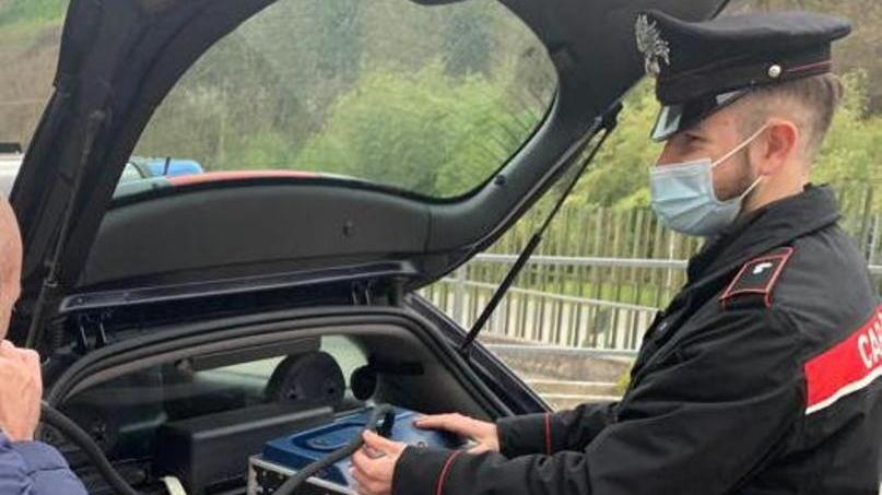 Si ribalta con l’auto, il tasso alcolemico è quattro volte più alto