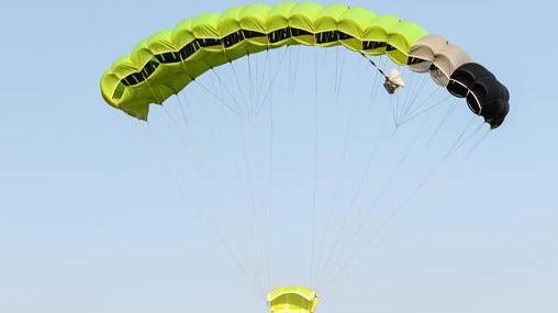 I Piqued Jack arrivano sul palco dal cielo volando col paracadute