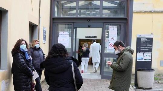 In coda per i vaccini Guidi: rispettate gli orari