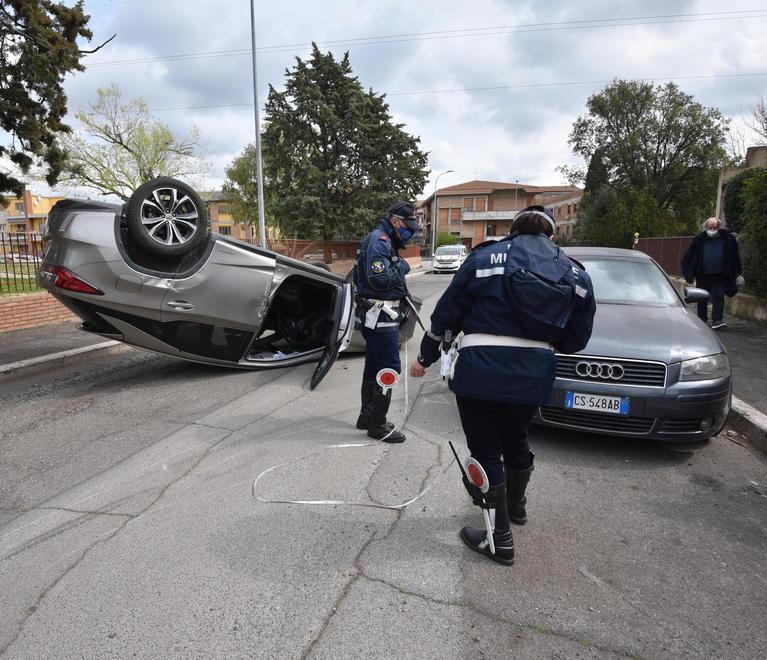 Si ribalta con l’auto in città Esce illeso