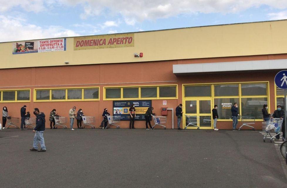 Supermercati, ritornano le file agli ingressi