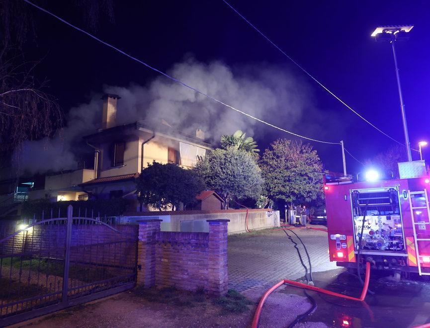  Palazzina a fuoco, residenti messi in salvo 