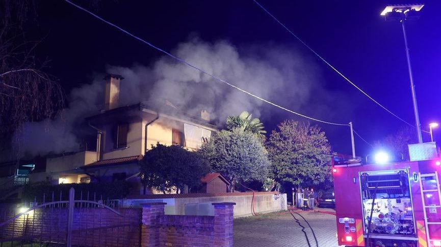 Palazzina a fuoco, residenti messi in salvo