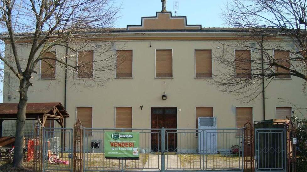 L’edificio dell’ex asilo è stato messo in vendita Fu chiuso dopo il sisma