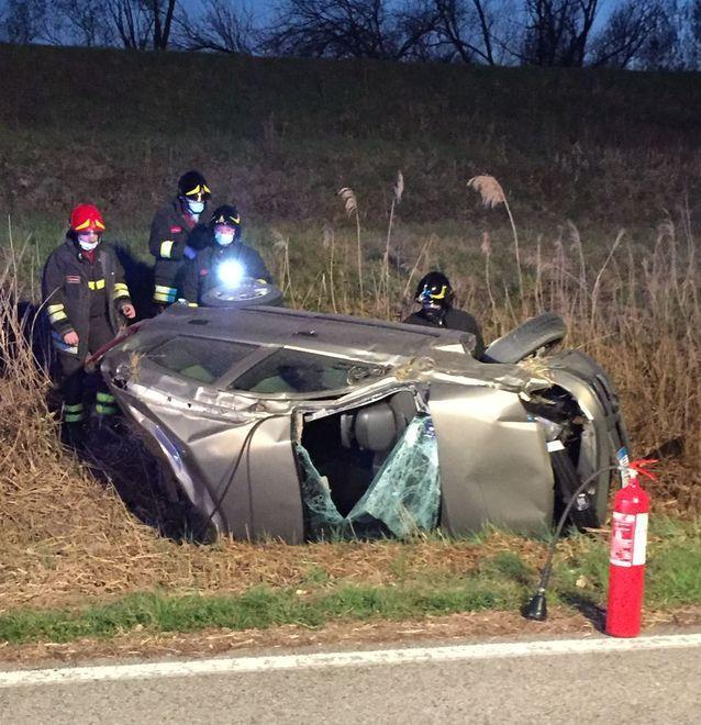 Fuori strada con l’auto Un 74enne resta ferito