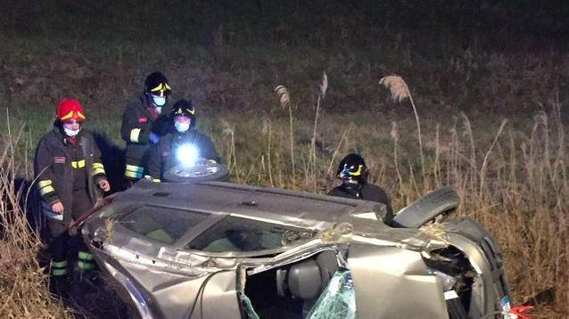 Fuori strada con l’auto Un 74enne resta ferito