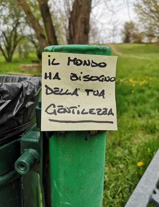 Modena. Il giustiziere gentile che educa con biglietti chi sporca il parco Ferrari