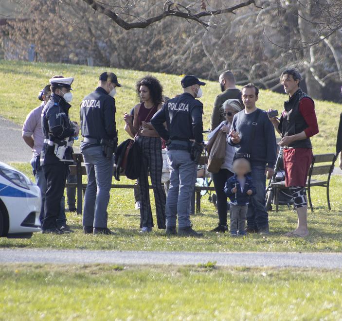 Modena.  “No mask” al parco Amendola multati dalle forze dell’ordine 