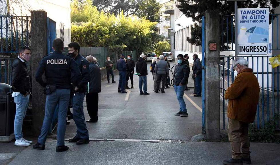 Pazienti in attesa del vaccino al distretto di Avenza (Carrara) e la polizia intervenuta
