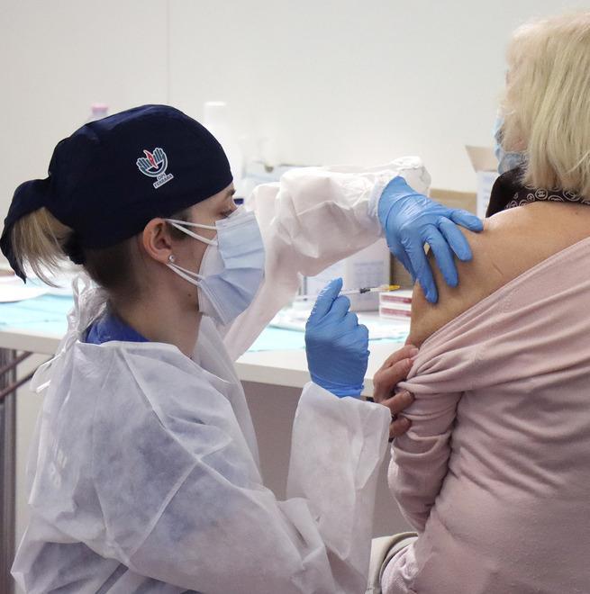 Bonaccini: infermieri e medici no vax cambino mansione