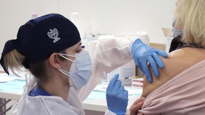 Bonaccini: infermieri e medici no vax cambino mansione