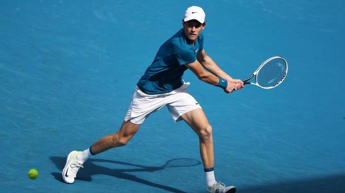 Sinner is magic, che impresa con Khachanov. Soffre, vince in rimonta e approda agli ottavi