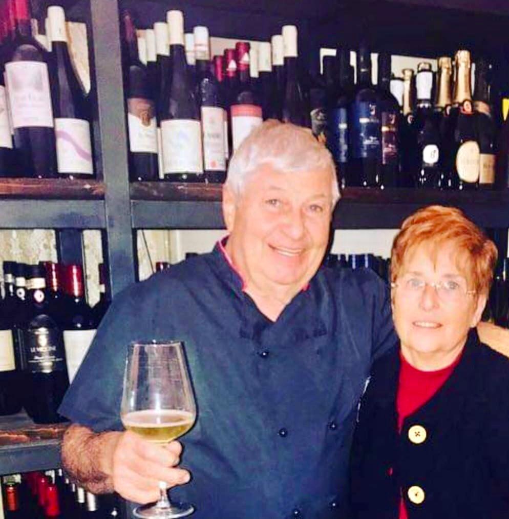 Piero Mugnai, 75 anni, fondatore e titolare della trattoria “Il Campano”, con la moglie Giovanna Ceccarelli
