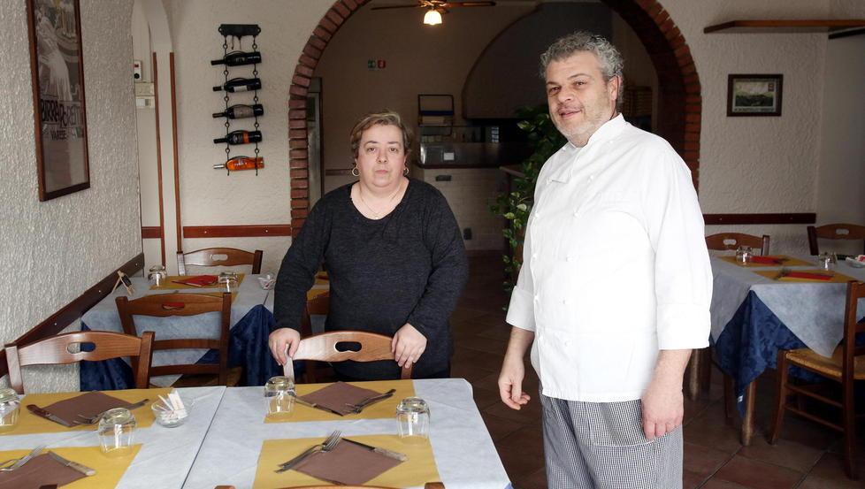 Enrico Nistri con la moglie Franca all’interno del suo ristorante “Lanterna Blu”