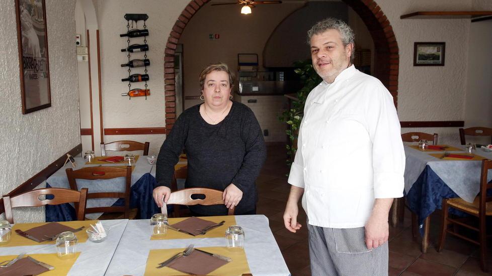 Enrico Nistri con la moglie Franca all’interno del suo ristorante “Lanterna Blu”
