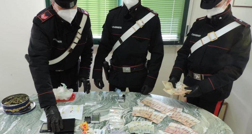Escono dal comune per spacciare, sorpresi e arrestati dai carabinieri 