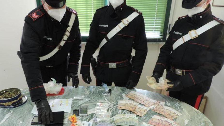 Escono dal comune per spacciare, sorpresi e arrestati dai carabinieri