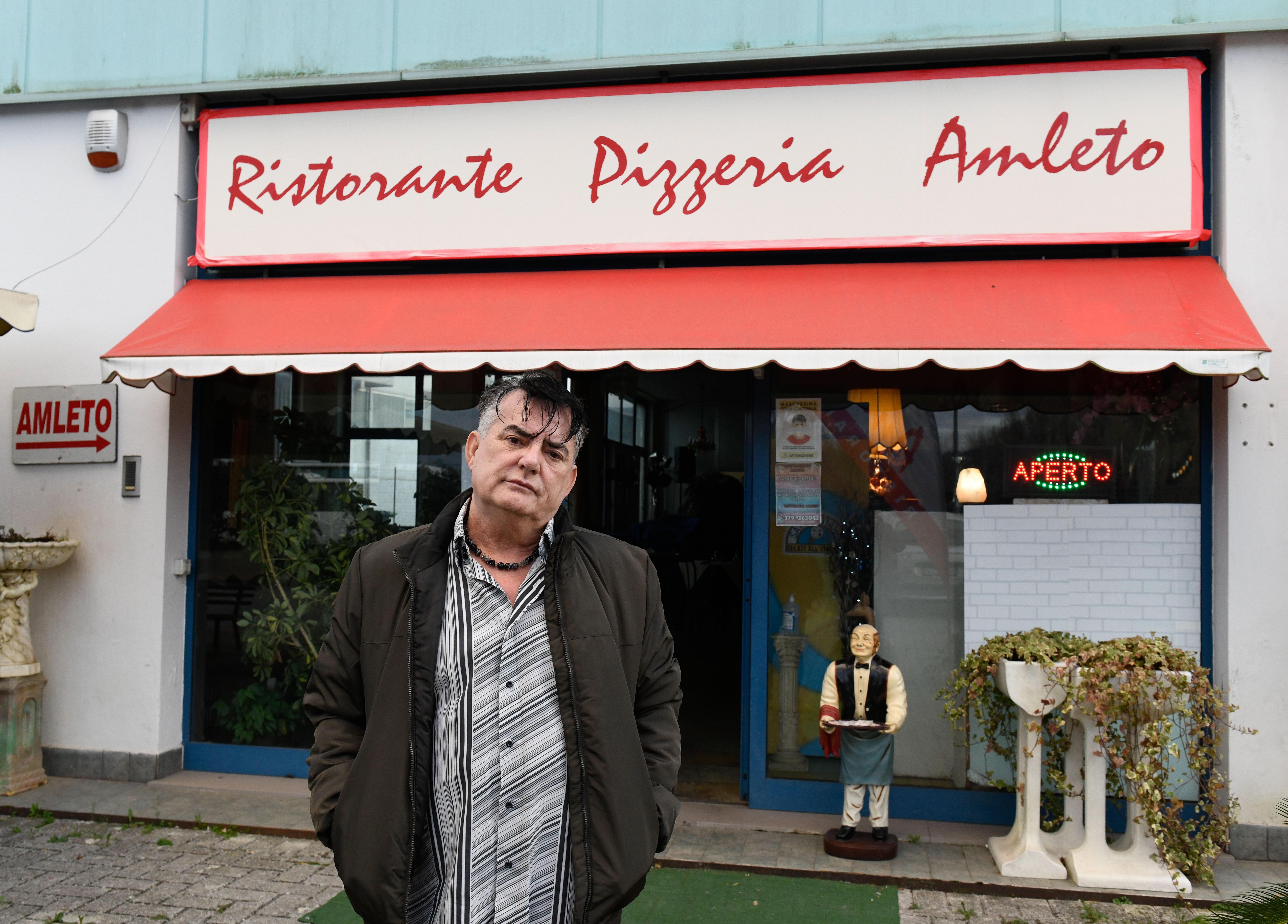 Amleto Simi davanti al suo locale