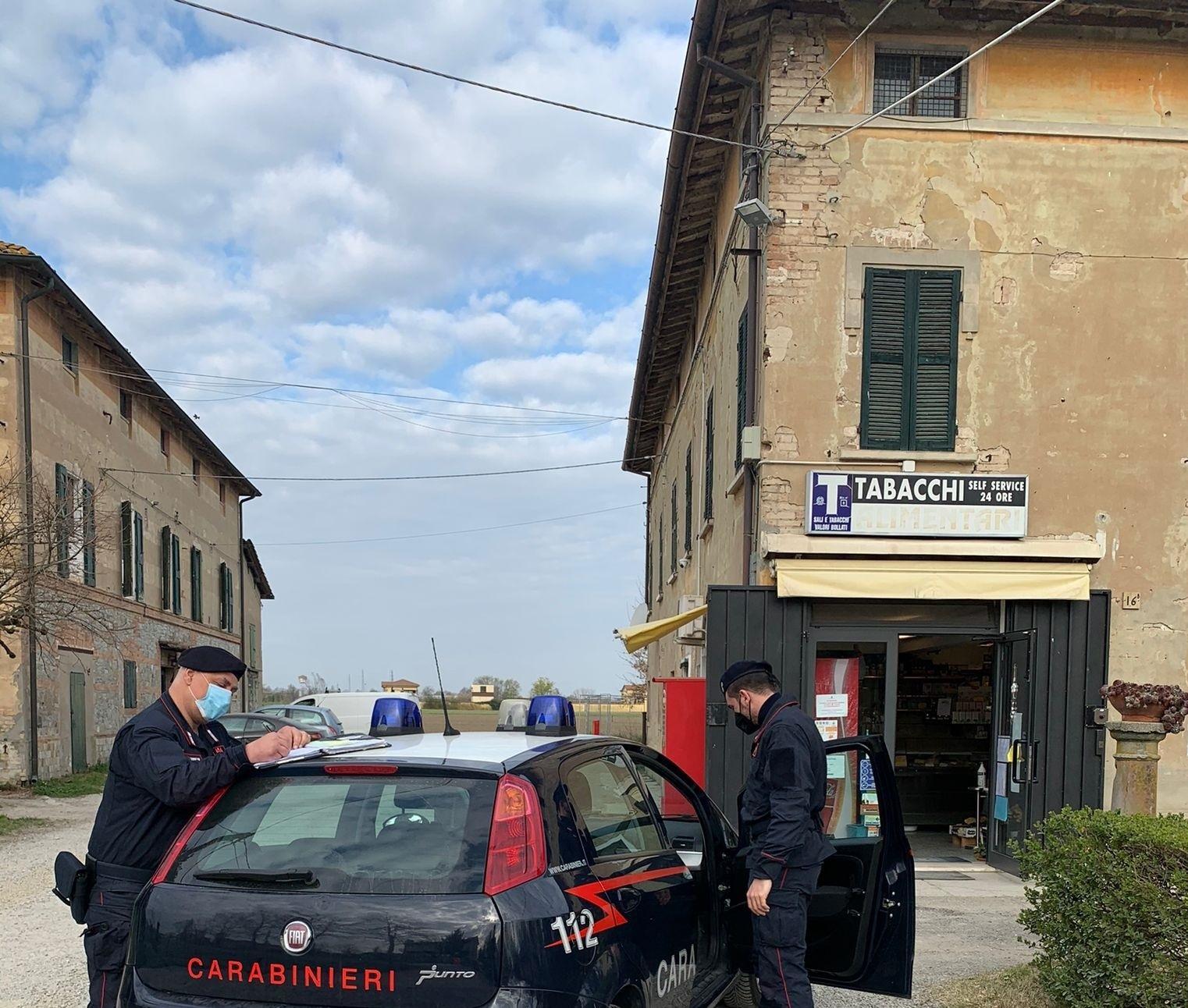I carabinieri davanti al negozio rapinato