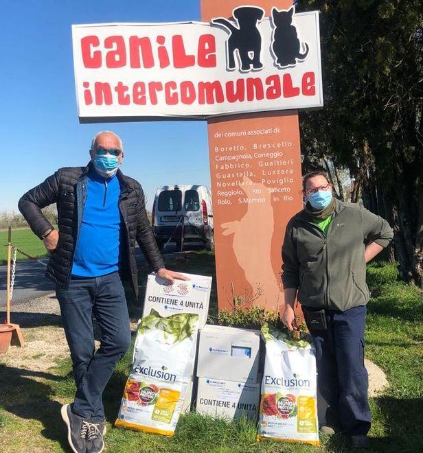 Gli amici del Lagotto donano cibo e prodotti ai cani di Novellara 