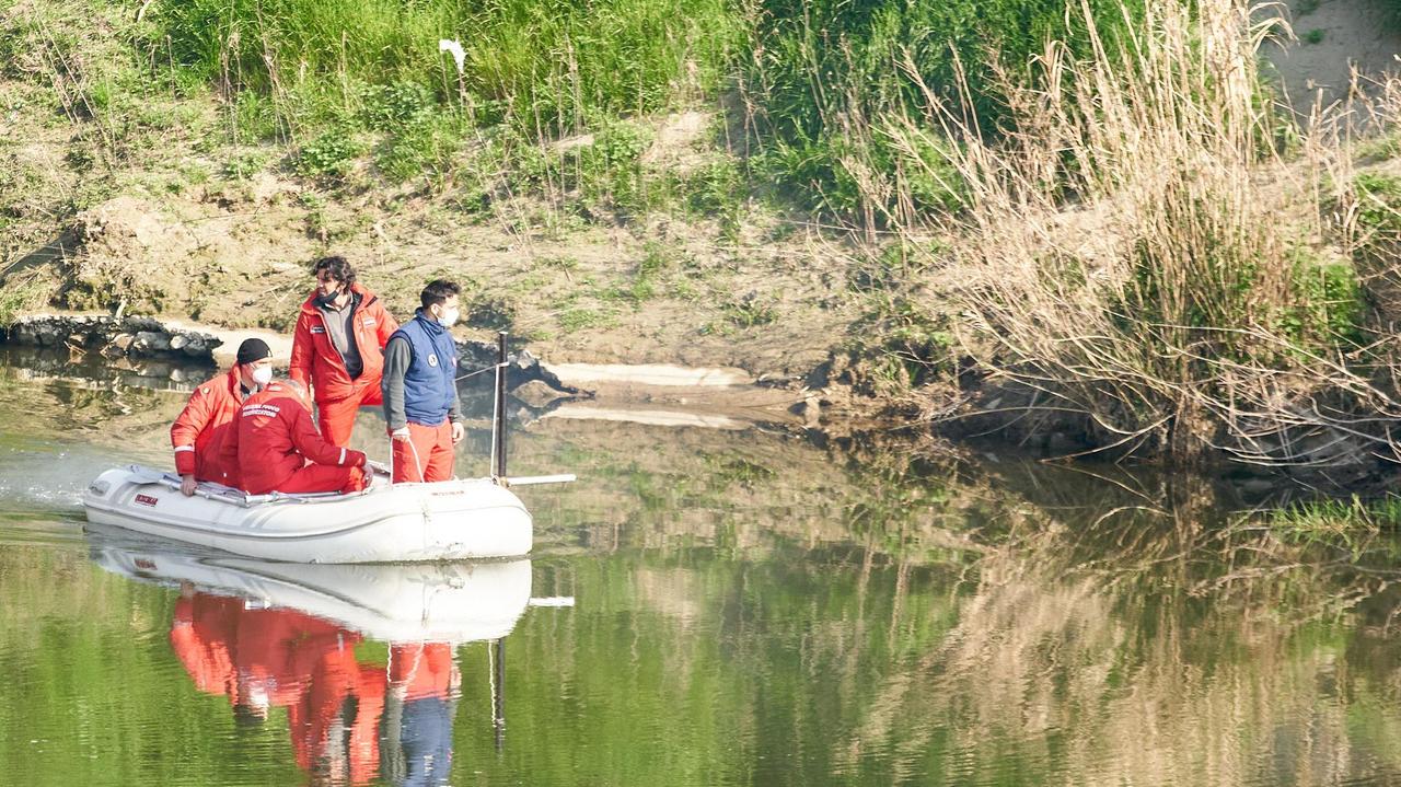 Le operazioni di recupero del corpo dell'uomo in Arno (Foto Sestini)