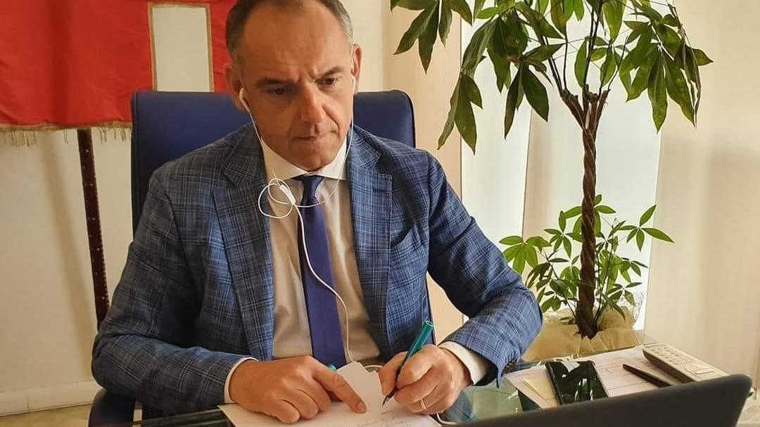 La proposta di Menesini: "In zona arancione bar e ristoranti aperti per colazioni e pranzi all'esterno"