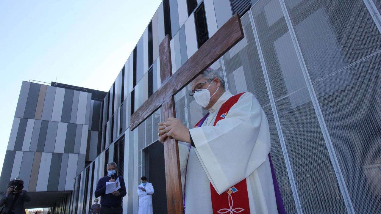 Il vescovo Nerbini davanti all'ospedale nella Via Crucis 2020