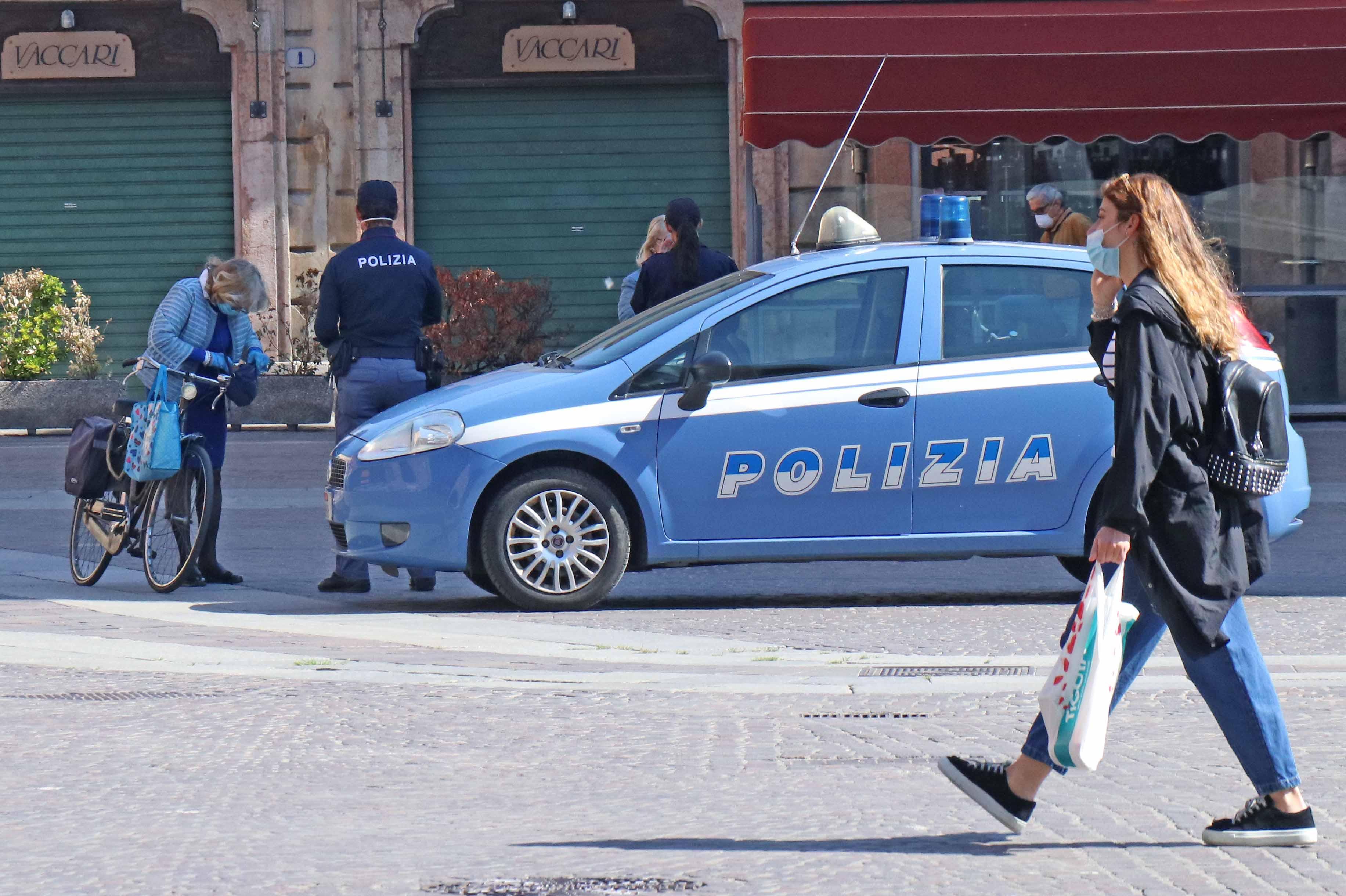 Ferrara, pic nic e calcetto in zona rossa: scattano le multe