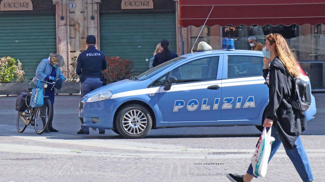 Ferrara, pic nic e calcetto in zona rossa: scattano le multe