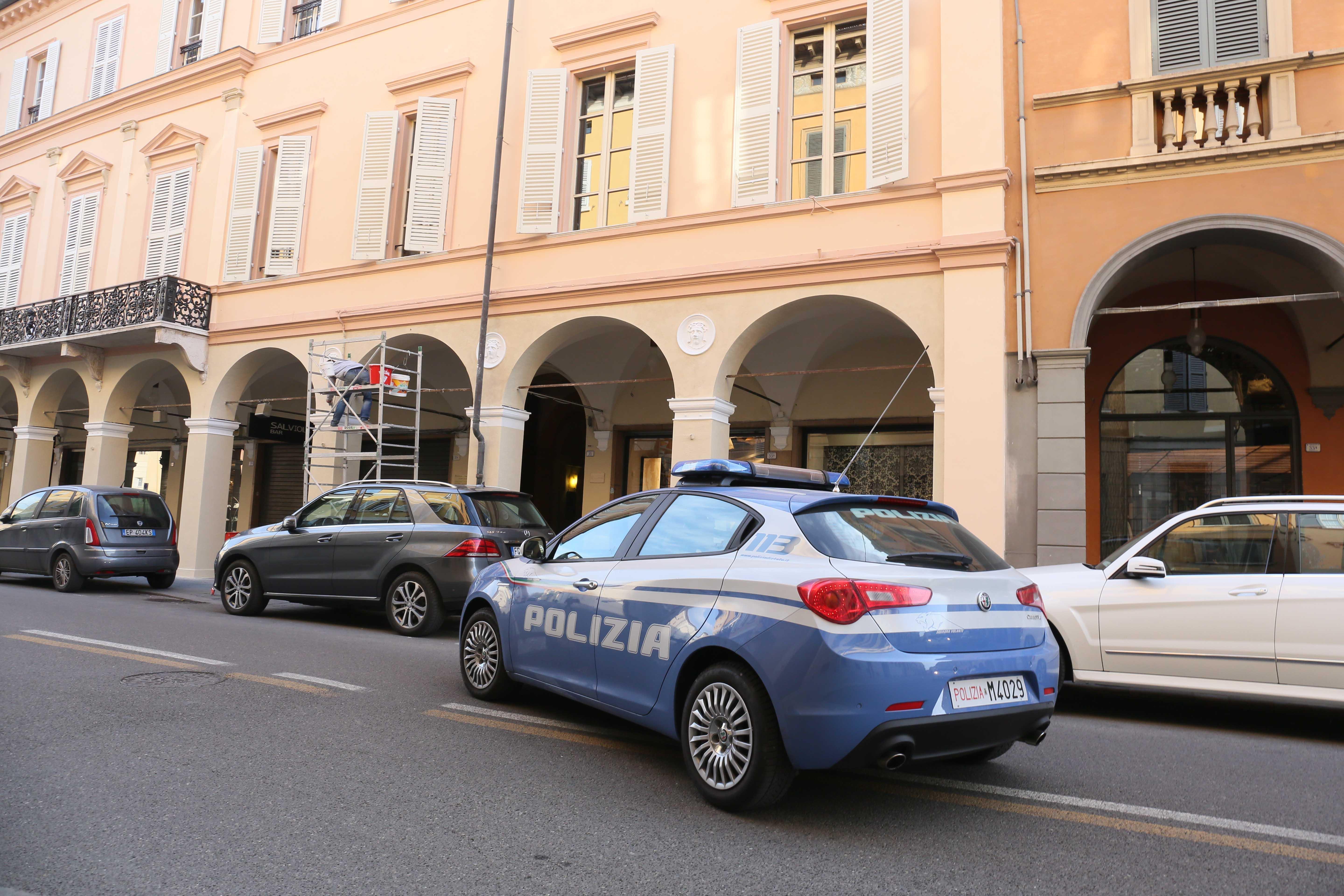 Reggio Emilia, si finge vittima di una rapina per rubare 200 euro alla moglie