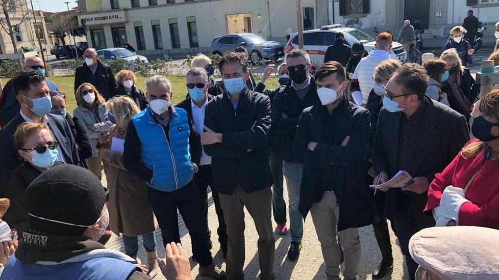 Il sindaco Michele Conti e il deputato Edoardo Ziello all'incontro con residenti e commercianti di Marina di Pisa
