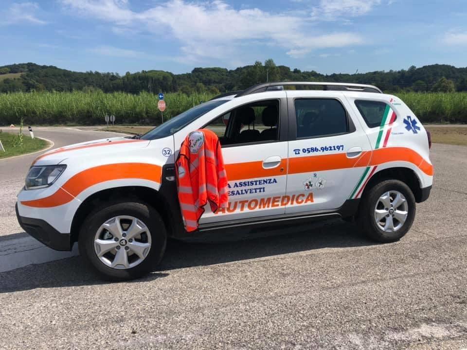 Un mezzo della Pubblica assistenza di Collesalvetti (foto d'archivio)
