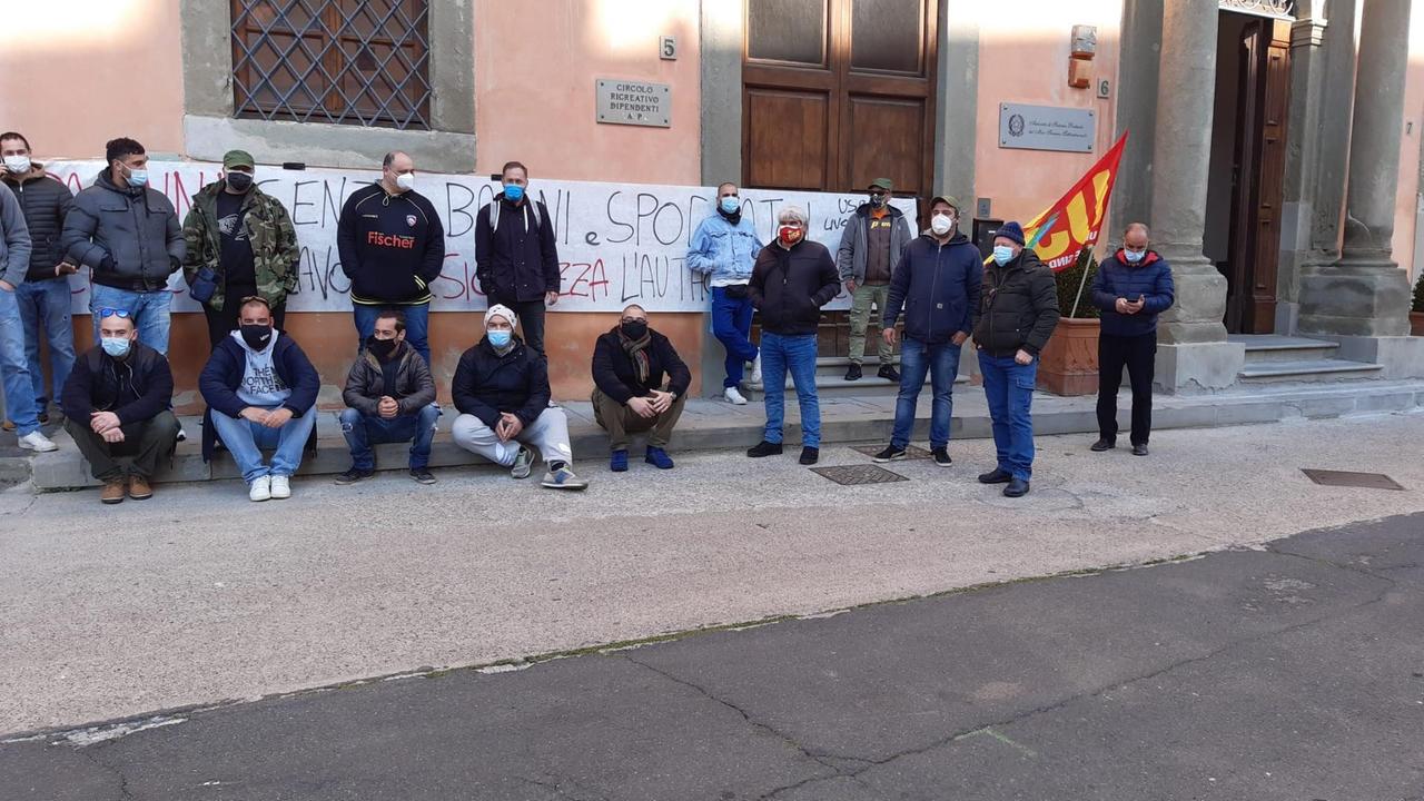 La protesta davanti all'Authority