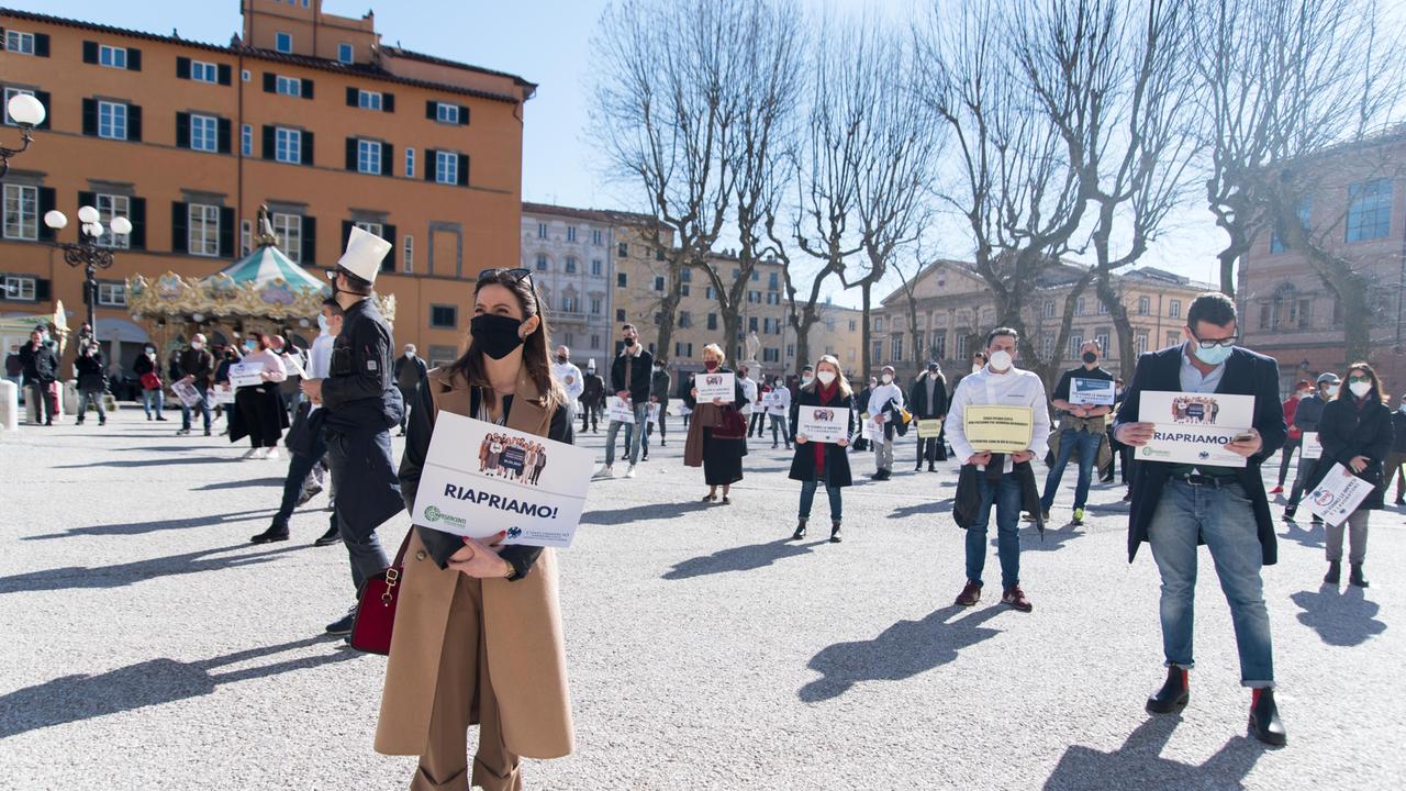 La manifestazione dei commercianti in piazza Napoleone del 1° marzo 2021