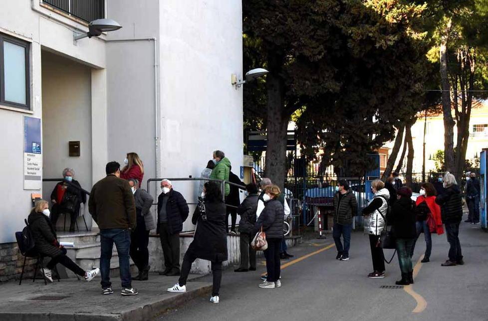 All’aperto e in piedi per oreOdissea per farsi il vaccino 