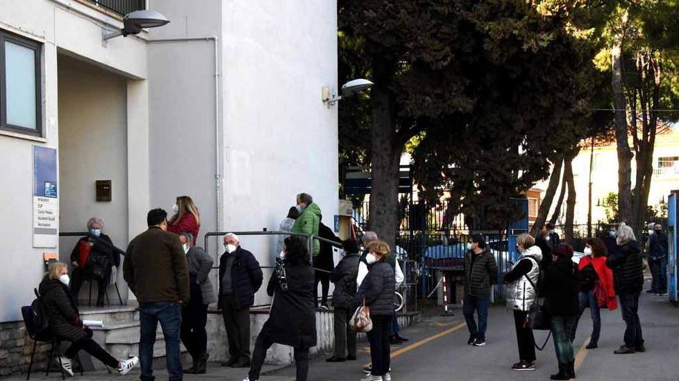 All’aperto e in piedi per oreOdissea per farsi il vaccino