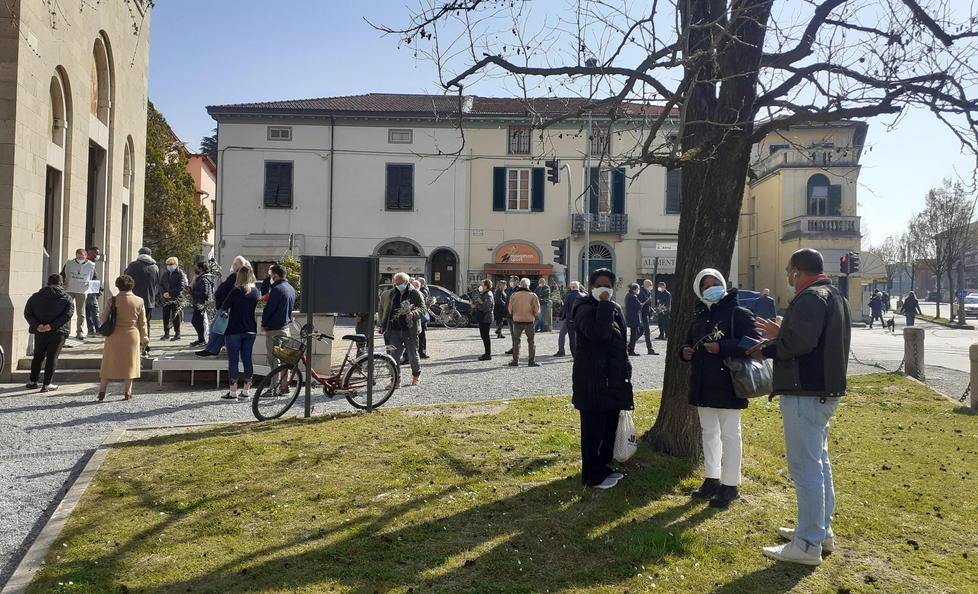 Una domenica delle palme coi rami d’olivo nel cellophane