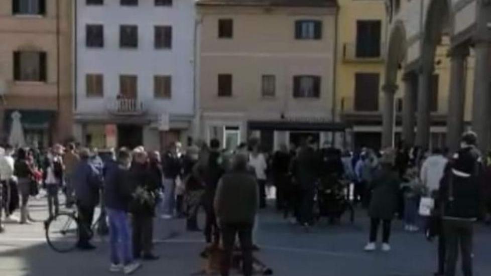 Anche l’ulivo benedetto fa scattare la polemica sugli assembramenti
