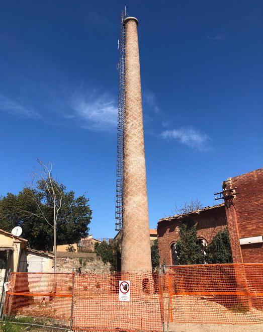 La ciminiera dell’ex Ilva torna a nuova vita Restauro concluso
