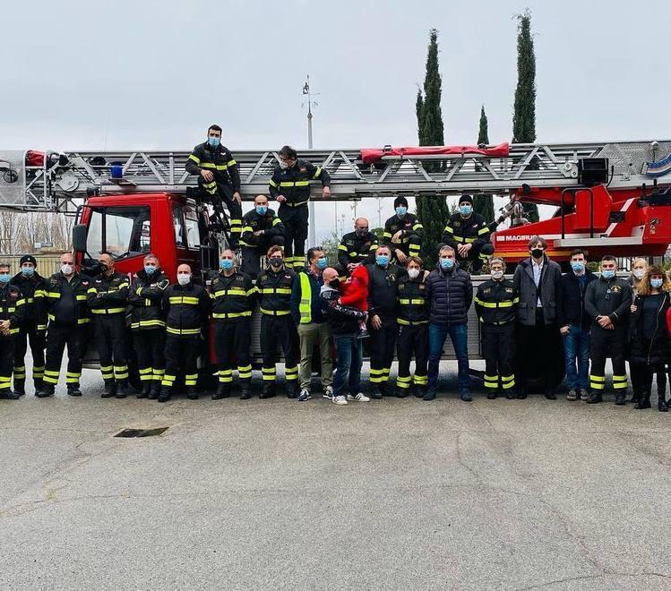 I vigili del fuoco sostengono la piccola Jo