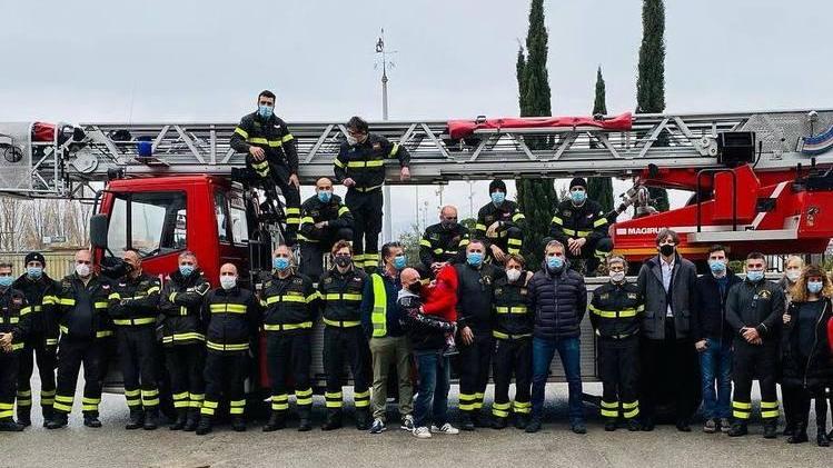 I vigili del fuoco sostengono la piccola Jo