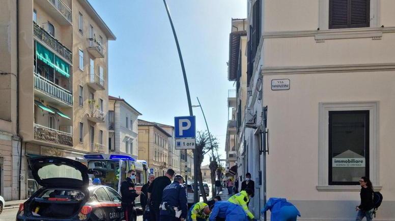 Accoltellato a due passi dal centro L’aggressore scappa, è caccia all’uomo